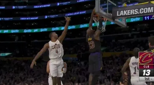 乐鱼在线登录-东契奇反击加速推进，小手一抖助攻詹姆斯双手灌框